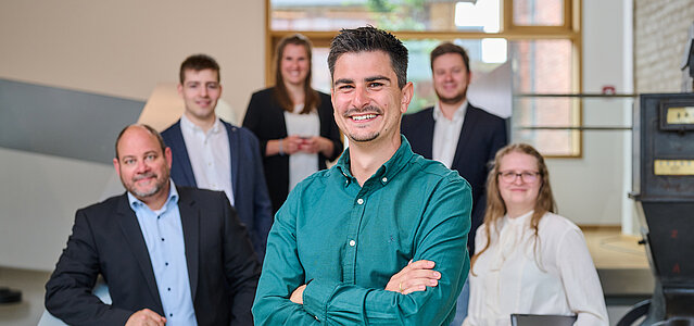 Teamfoto: H4easy Sechs Personen in Business-Outfits in Büro-Umgebung