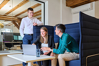 Header: Teammeeting im Büro (H4easy)