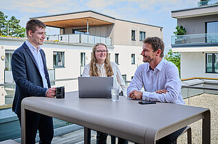 Header: Teamarbeit auf der Dachterrasse (H4easy)