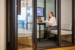 Header: Arbeitsplatz in moderner Phone Booth (H4easy)